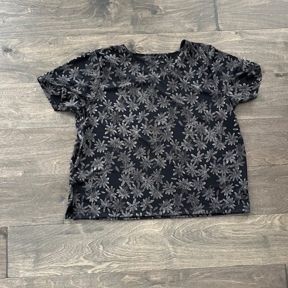 Liz Claiborne Woman Shirt Black with Dot Flower Pattern Petite (SIZE 2) - Picture 2 of 3